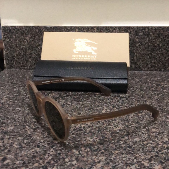 Brand new Burberry shades. Never been worn. main image 4